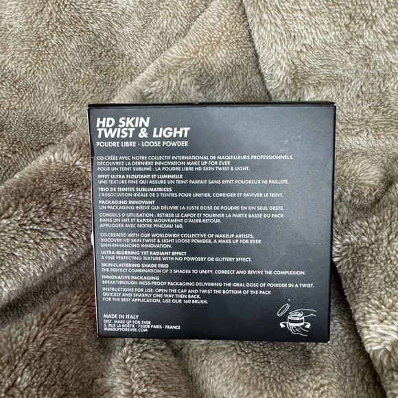 HD SKIN TWIST & LIGHT 24HR Luminous
Finishing Powder 1.0 clair-light - Picture 5 of 5